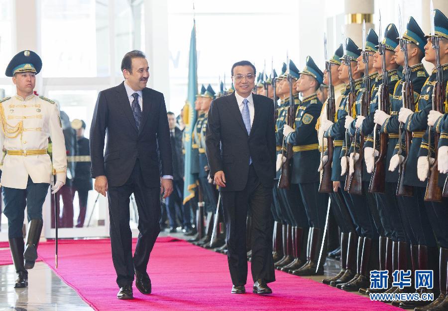 12月14日，應(yīng)哈薩克斯坦共和國總理馬西莫夫邀請，國務(wù)院總理李克強(qiáng)乘專機(jī)抵達(dá)阿斯塔納國際機(jī)場，開始對哈薩克斯坦進(jìn)行正式訪問，舉行中哈總理第二次定期會晤，并出席上海合作組織成員國政府首腦理事會第十三次會議。馬西莫夫到機(jī)場迎接李克強(qiáng)，并舉行隆重的歡迎儀式。新華社記者 黃敬文 攝