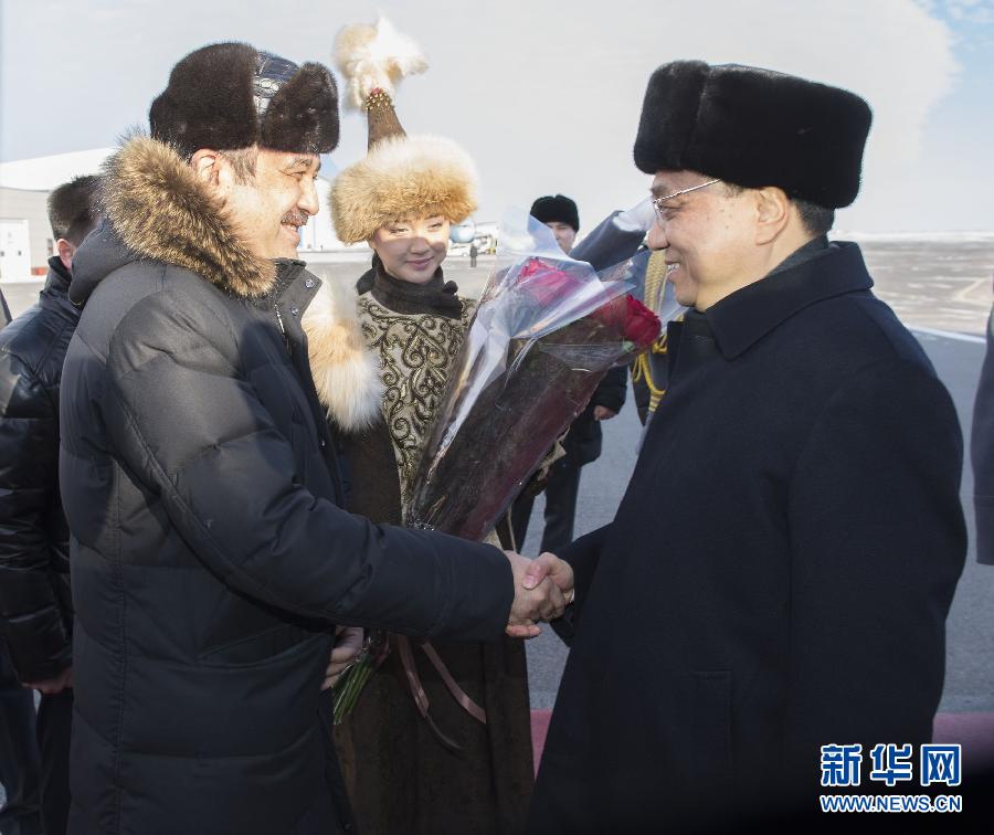 12月14日，應(yīng)哈薩克斯坦共和國總理馬西莫夫邀請，國務(wù)院總理李克強(qiáng)乘專機(jī)抵達(dá)阿斯塔納國際機(jī)場，開始對哈薩克斯坦進(jìn)行正式訪問，舉行中哈總理第二次定期會晤，并出席上海合作組織成員國政府首腦理事會第十三次會議。這是馬西莫夫到機(jī)場迎接李克強(qiáng)。新華社記者 黃敬文 攝