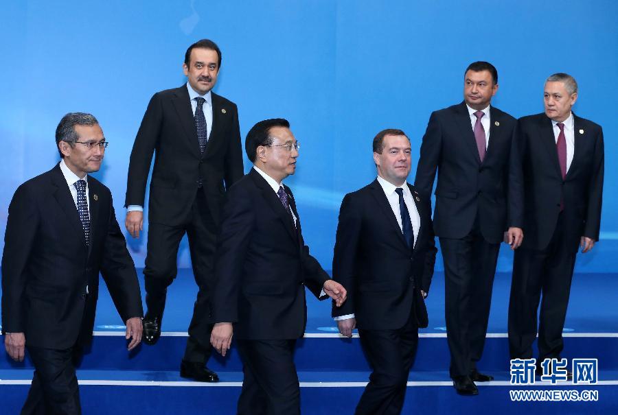 12月15日，中國國務(wù)院總理李克強(qiáng)在阿斯塔納出席上海合作組織成員國政府首腦理事會第十三次會議。這是與會領(lǐng)導(dǎo)人集體合影后走向會場。新華社記者 龐興雷 攝 