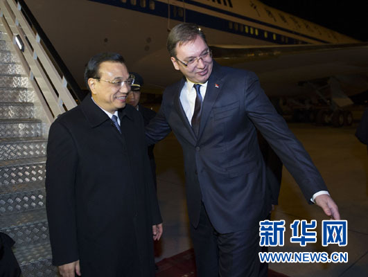 12月15日，國務(wù)院總理李克強(qiáng)抵達(dá)貝爾格萊德，出席中國－中東歐國家領(lǐng)導(dǎo)人會晤并正式訪問塞爾維亞，塞爾維亞總理武契奇到機(jī)場迎接。新華社記者 黃敬文 攝