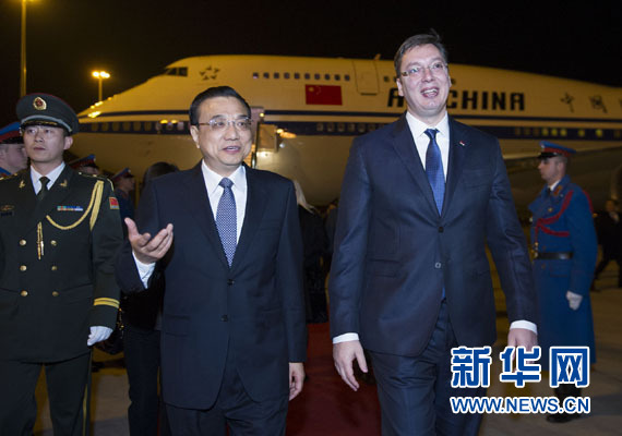 12月15日，國務(wù)院總理李克強(qiáng)抵達(dá)貝爾格萊德，出席中國－中東歐國家領(lǐng)導(dǎo)人會晤并正式訪問塞爾維亞，塞爾維亞總理武契奇到機(jī)場迎接。新華社記者 黃敬文 攝
