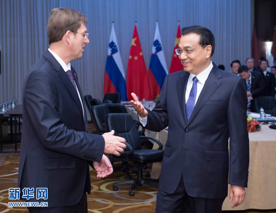 12月16日，中國國務(wù)院總理李克強在貝爾格萊德會見斯洛文尼亞總理采拉爾。 新華社記者黃敬文攝