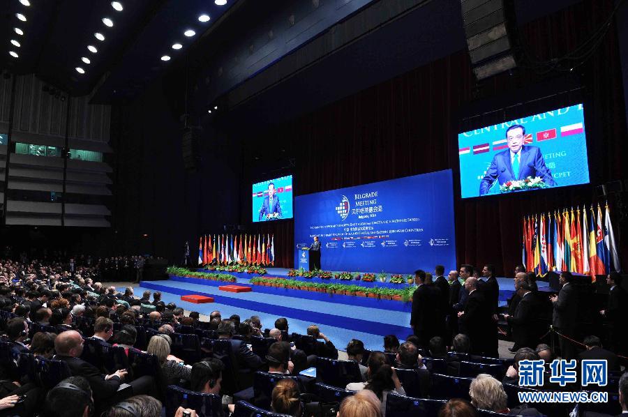 12月16日，國務院總理李克強在貝爾格萊德與中東歐國家領導人共同出席中國－中東歐國家第四屆經貿論壇開幕式并致辭。 新華社記者 饒愛民攝 
