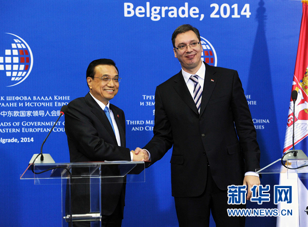 12月16日，國務(wù)院總理李克強(qiáng)在貝爾格萊德出席第三次中國-中東歐國家領(lǐng)導(dǎo)人會(huì)晤后，與塞爾維亞總理武契奇共同會(huì)見記者。 新華社記者饒愛民 攝