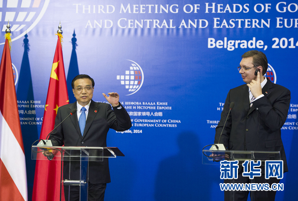 12月16日，國務(wù)院總理李克強(qiáng)在貝爾格萊德出席第三次中國-中東歐國家領(lǐng)導(dǎo)人會(huì)晤后，與塞爾維亞總理武契奇共同會(huì)見記者。 新華社記者黃敬文 攝