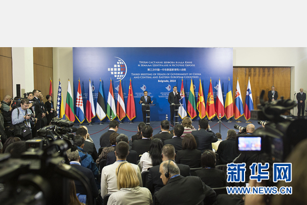 12月16日，國務(wù)院總理李克強(qiáng)在貝爾格萊德出席第三次中國-中東歐國家領(lǐng)導(dǎo)人會(huì)晤后，與塞爾維亞總理武契奇共同會(huì)見記者。 新華社記者黃敬文 攝