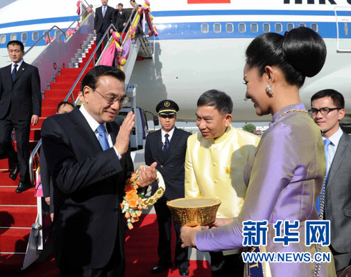 12月19日，中國國務(wù)院總理李克強(qiáng)抵達(dá)曼谷，出席大湄公河次區(qū)域經(jīng)濟(jì)合作領(lǐng)導(dǎo)人第五次會(huì)議。新華社記者饒愛民攝