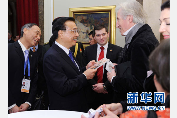 12月18日，中國(guó)國(guó)務(wù)院總理李克強(qiáng)在貝爾格萊德市政廳接受&ldquo;貝爾格萊德榮譽(yù)市民&rdquo;證書(shū)，塞爾維亞總理武契奇陪同出席。隨后，李克強(qiáng)同塞各界知名人士親切會(huì)見(jiàn)并互動(dòng)交流。這是李克強(qiáng)同電影《瓦爾特保衛(wèi)薩拉熱窩》的演員薩馬爾季奇親切交談。新華社記者 饒愛(ài)民 攝