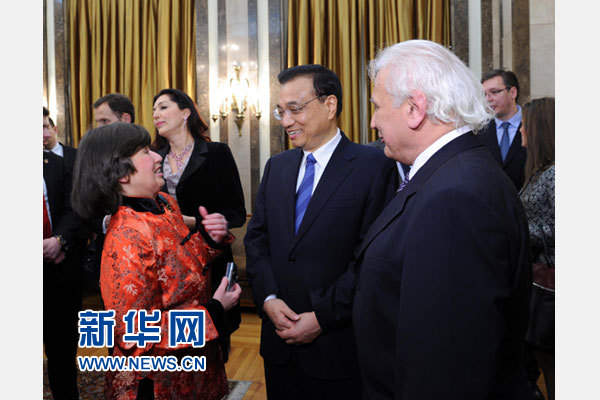 12月18日，中國(guó)國(guó)務(wù)院總理李克強(qiáng)在貝爾格萊德市政廳接受&ldquo;貝爾格萊德榮譽(yù)市民&rdquo;證書(shū)，塞爾維亞總理武契奇陪同出席。隨后，李克強(qiáng)同塞各界知名人士親切會(huì)見(jiàn)并互動(dòng)交流。這是李克強(qiáng)同漢學(xué)家波普&mdash;采尼奇夫婦親切交談。新華社記者 饒愛(ài)民 攝