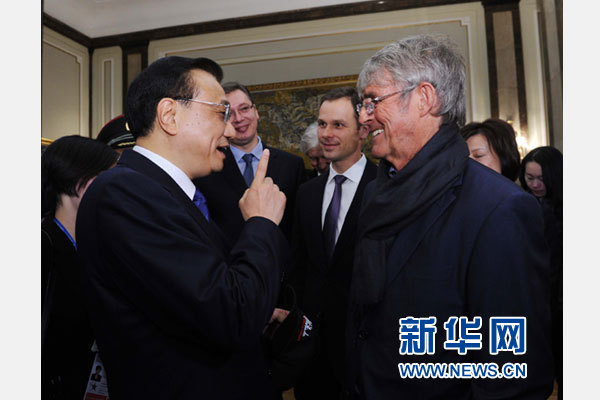 12月18日，中國(guó)國(guó)務(wù)院總理李克強(qiáng)在貝爾格萊德市政廳接受&ldquo;貝爾格萊德榮譽(yù)市民&rdquo;證書(shū)，塞爾維亞總理武契奇陪同出席。隨后，李克強(qiáng)同塞各界知名人士親切會(huì)見(jiàn)并互動(dòng)交流。這是李克強(qiáng)同著名足球教練米盧蒂諾維奇親切交談。新華社記者 饒愛(ài)民 攝