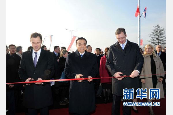 12月18日，中國國務(wù)院總理李克強(qiáng)在貝爾格萊德同塞爾維亞總理武契奇共同出席貝爾格萊德跨多瑙河大橋竣工儀式。這是李克強(qiáng)與武契奇為新建成的大橋剪彩。新華社記者 饒愛民 攝