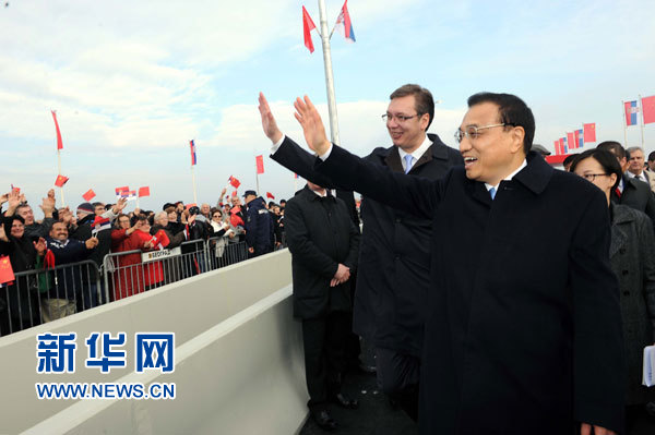 12月18日，中國國務(wù)院總理李克強(qiáng)在貝爾格萊德同塞爾維亞總理武契奇共同出席貝爾格萊德跨多瑙河大橋竣工儀式。這是李克強(qiáng)與武契奇在儀式現(xiàn)場(chǎng)向塞爾維亞群眾揮手致意。新華社記者 饒愛民 攝