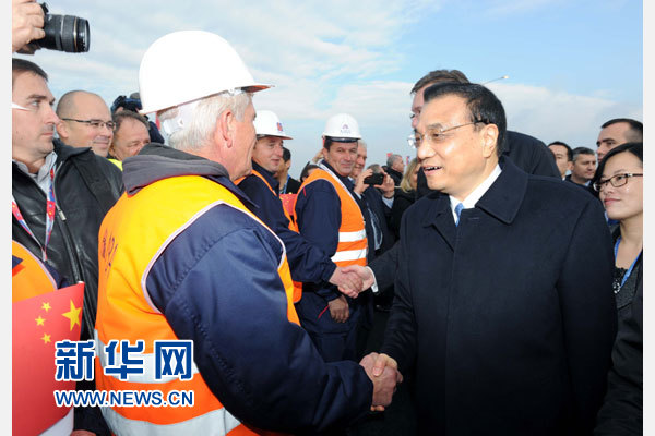12月18日，中國國務(wù)院總理李克強(qiáng)在貝爾格萊德同塞爾維亞總理武契奇共同出席貝爾格萊德跨多瑙河大橋竣工儀式。這是李克強(qiáng)同大橋建設(shè)者親切交流。新華社記者 饒愛民 攝