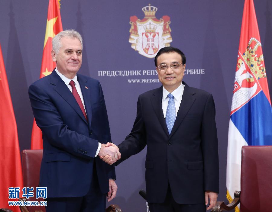 12月18日，中國國務(wù)院總理李克強(qiáng)在貝爾格萊德會見塞爾維亞總統(tǒng)尼科利奇。 新華社記者姚大偉攝