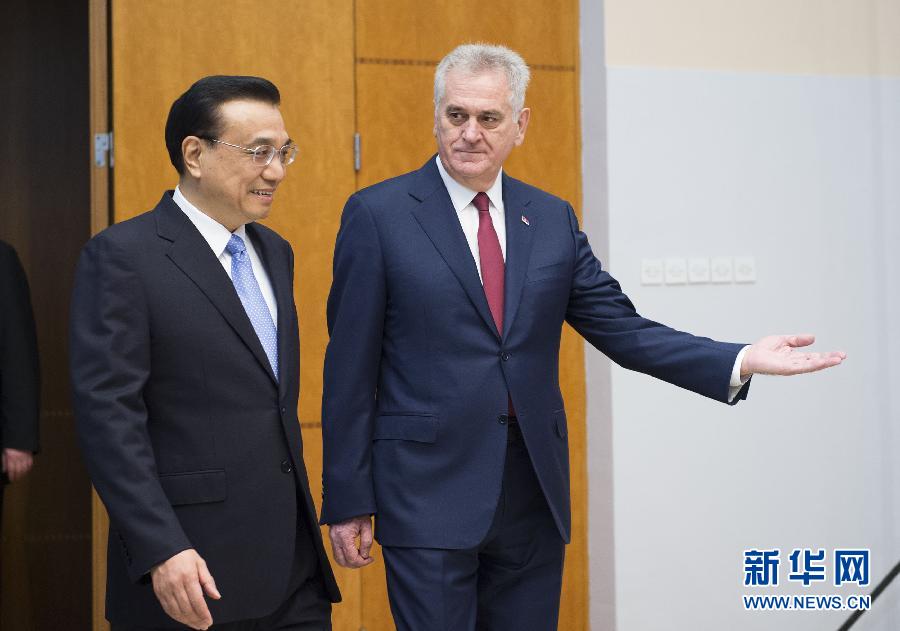 12月18日，國務(wù)院總理李克強(qiáng)在貝爾格萊德會見塞爾維亞總統(tǒng)尼科利奇。 新華社記者 黃敬文 攝 