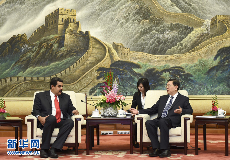 1月8日，全國(guó)人大常委會(huì)委員長(zhǎng)張德江在北京人民大會(huì)堂會(huì)見委內(nèi)瑞拉總統(tǒng)馬杜羅。 新華社記者 張鐸 攝 