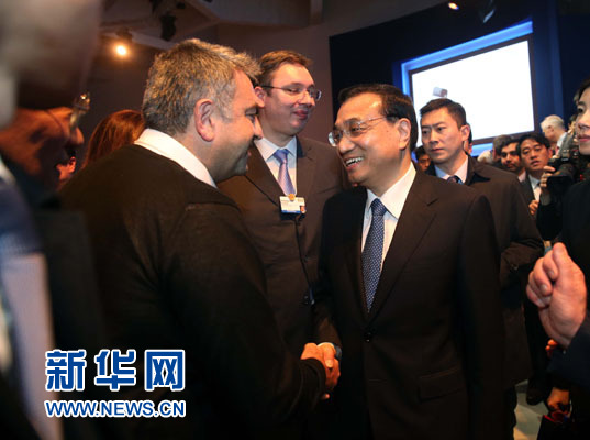 1月21日，中國國務(wù)院總理李克強(qiáng)在瑞士達(dá)沃斯舉行的世界經(jīng)濟(jì)論壇全會發(fā)表特別致辭并回答提問。這是李克強(qiáng)在致辭后同與會嘉賓親切交談。新華社記者 劉衛(wèi)兵 攝