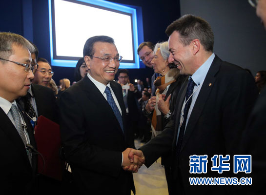 1月21日，中國國務(wù)院總理李克強(qiáng)在瑞士達(dá)沃斯舉行的世界經(jīng)濟(jì)論壇全會發(fā)表特別致辭并回答提問。這是李克強(qiáng)在致辭前同與會嘉賓親切交談。新華社記者 劉衛(wèi)兵 攝