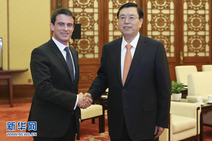 1月30日，全國(guó)人大常委會(huì)委員長(zhǎng)張德江在北京人民大會(huì)堂會(huì)見(jiàn)法國(guó)總理瓦爾斯。 新華社記者丁林 攝 