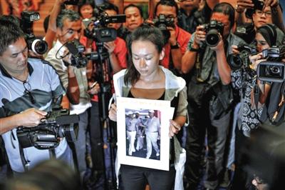 1月29日，在得知即將召開有關(guān)MH370的發(fā)布會后，一些乘客家屬成員到場。