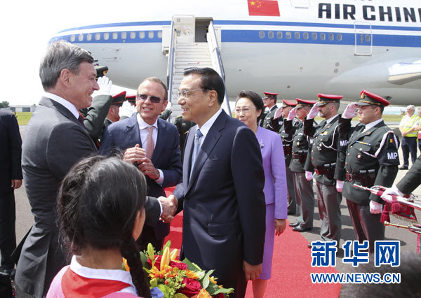 當?shù)貢r間6月28日下午，經(jīng)中歐雙方商定，國務院總理李克強乘專機抵達比利時首都布魯塞爾，出席第十七次中國歐盟領導人會晤。李克強總理夫人程虹同機抵達。歐盟和比利時政府高級官員到阿貝拉格機場迎接。新華社記者 龐興雷 攝 