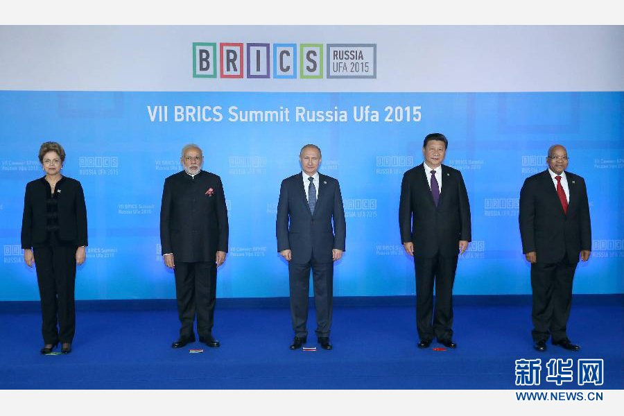 7月9日，金磚國家領導人第七次會晤在俄羅斯烏法舉行。中國國家主席習近平、俄羅斯總統(tǒng)普京、巴西總統(tǒng)羅塞夫、印度總理莫迪、南非總統(tǒng)祖馬出席。這是金磚國家領導人集體合影。新華社記者 龐興雷 攝