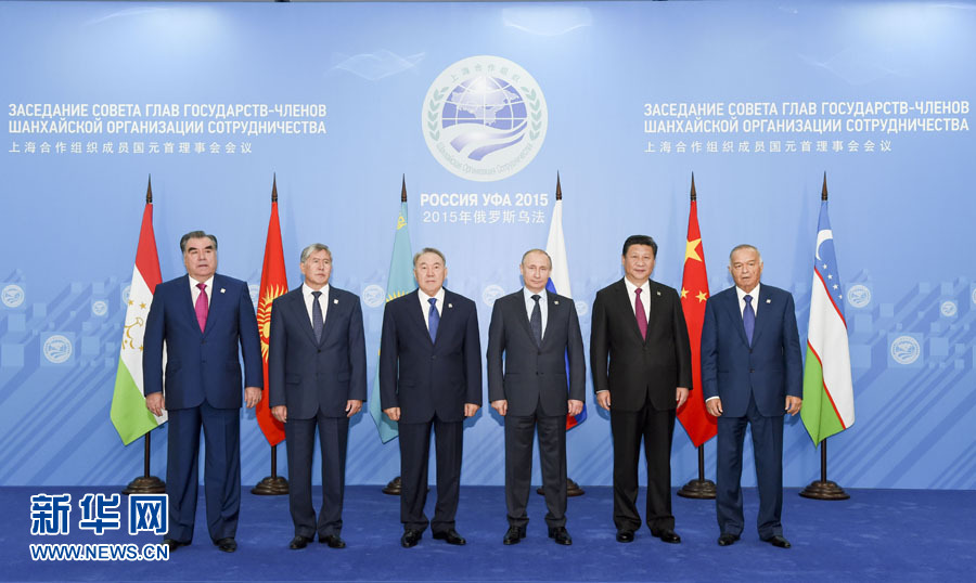 7月10日，上海合作組織成員國元首理事會(huì)第十五次會(huì)議在俄羅斯烏法舉行。國家主席習(xí)近平出席會(huì)議并發(fā)表重要講話。這是會(huì)前，成員國元首集體合影。新華社記者 李學(xué)仁 攝