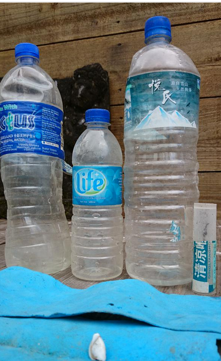 MH370之謎新證據(jù)？留尼汪島現(xiàn)兩馬來(lái)礦泉水瓶 一中國(guó)藥膏