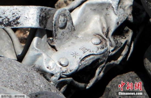 圖為疑似飛機(jī)金屬殘片上刻有中文&ldquo;宜興&rdquo;兩字。