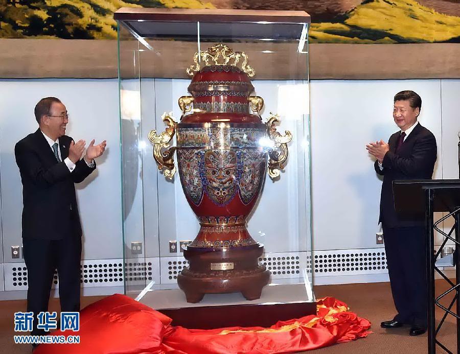 9月27日，國(guó)家主席習(xí)近平在紐約出席中國(guó)向聯(lián)合國(guó)贈(zèng)送&ldquo;和平尊&rdquo;儀式。聯(lián)合國(guó)秘書長(zhǎng)潘基文出席。 新華社記者 李濤 攝 