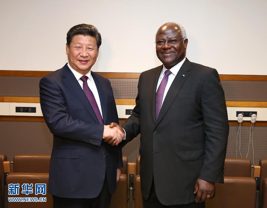 9月27日，國(guó)家主席習(xí)近平在紐約會(huì)見塞拉利昂總統(tǒng)科羅馬。新華社記者 龐興雷 攝 