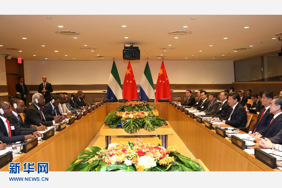 9月27日，國(guó)家主席習(xí)近平在紐約會(huì)見塞拉利昂總統(tǒng)科羅馬。新華社記者 龐興雷 攝