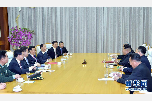 10月9日，中共中央政治局常委、中央書(shū)記處書(shū)記劉云山在平壤百花園迎賓館會(huì)見(jiàn)朝鮮勞動(dòng)黨第一書(shū)記金正恩。 新華社記者 李濤 攝 