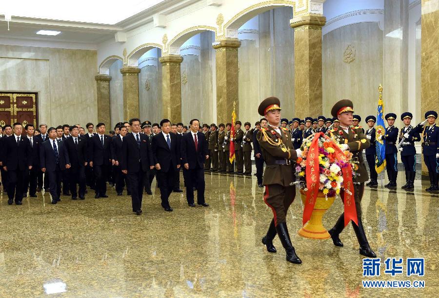 10月11日，中共中央政治局常委、中央書記處書記劉云山前往錦繡山太陽宮，向金日成主席和金正日總書記塑像敬獻花籃。 新華社記者饒愛民攝