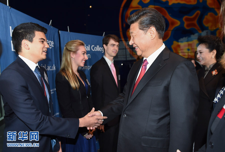 10月21日，國(guó)家主席習(xí)近平在倫敦參觀帝國(guó)理工學(xué)院。 新華社記者謝環(huán)馳 攝