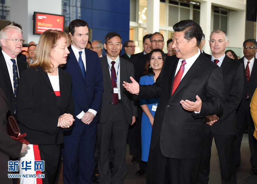 10月21日，國(guó)家主席習(xí)近平在倫敦參觀帝國(guó)理工學(xué)院。這是習(xí)近平同該校員工親切交談。 新華社記者 謝環(huán)馳 攝