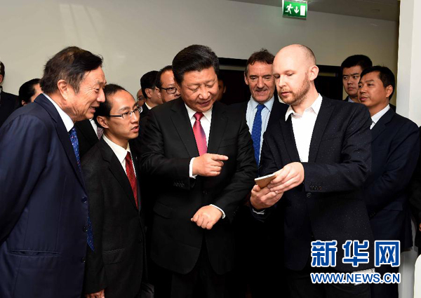 10月21日，國(guó)家主席習(xí)近平在倫敦參觀華為英國(guó)公司。 新華社記者 饒愛(ài)民 攝