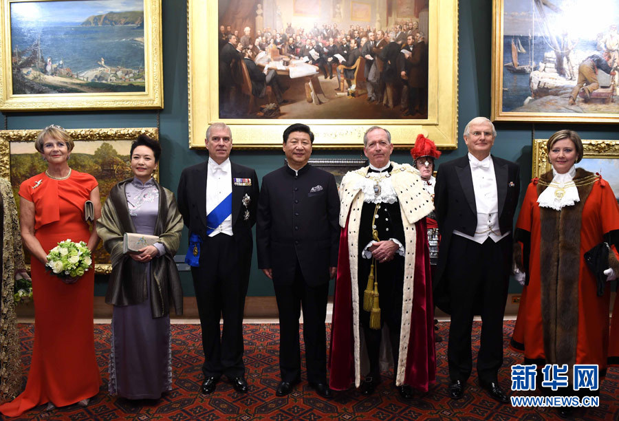 當(dāng)?shù)貢r(shí)間10月21日，國家主席習(xí)近平在倫敦金融城市政廳發(fā)表題為《共倡開放包容共促和平發(fā)展》的重要演講。這是習(xí)近平和夫人彭麗媛同嘉賓合影。 新華社記者 饒愛民 攝