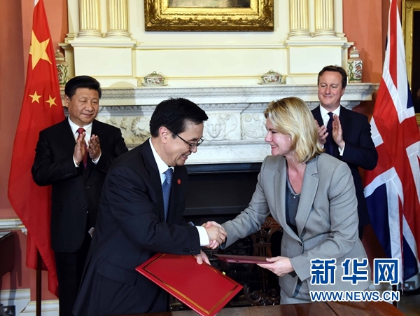 10月21日，國(guó)家主席習(xí)近平在倫敦唐寧街首相府同英國(guó)首相卡梅倫舉行會(huì)談。這是會(huì)談結(jié)束后，兩國(guó)領(lǐng)導(dǎo)人共同見(jiàn)證雙邊合作文件的簽署。新華社記者 饒愛(ài)民 攝 