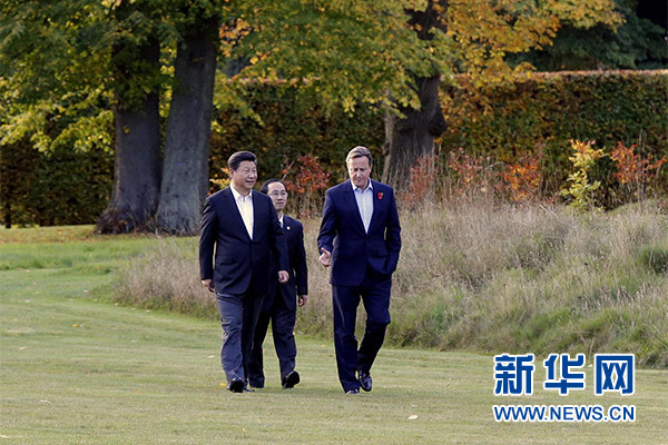 這是習(xí)近平與卡梅倫漫步草坪，邊走邊談。新華社記者 鞠鵬攝
