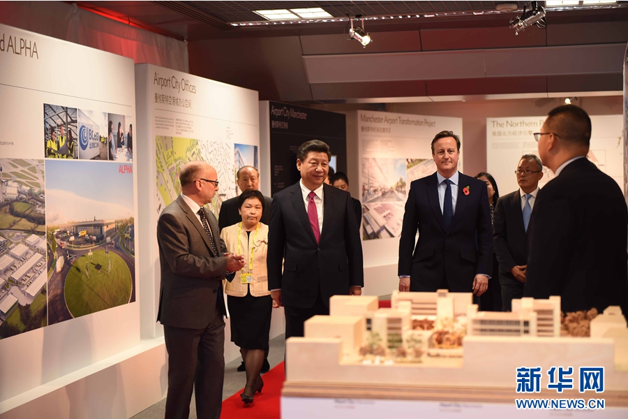 10月23日，國(guó)家主席習(xí)近平在英國(guó)首相卡梅倫陪同下，參觀曼徹斯特空港城項(xiàng)目。這是習(xí)近平和卡梅倫共同參觀曼徹斯特空港城發(fā)展規(guī)劃圖片展和空港城中國(guó)園模型。 新華社記者 張鐸 攝