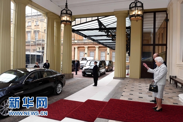 10月22日，國家主席習(xí)近平和夫人彭麗媛離開白金漢宮。離開前，英國女王伊麗莎白二世和丈夫菲利普親王專門前來同習(xí)近平夫婦親切話別。新華社記者 饒愛民 攝 