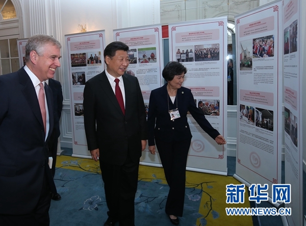 10月22日，國家主席習近平在倫敦出席全英孔子學院和孔子課堂年會開幕式。這是習近平參觀全英孔子學院和孔子課堂成果圖片展。 新華社記者 龐興雷 攝