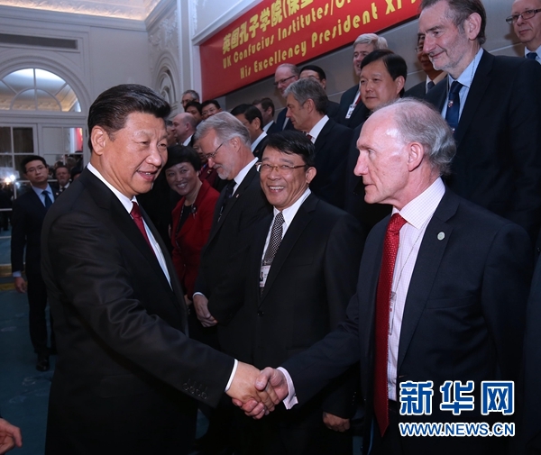 10月22日，國家主席習近平在倫敦出席全英孔子學院和孔子課堂年會開幕式。這是習近平同參加開幕式的嘉賓親切交談。 新華社記者 龐興雷 攝 