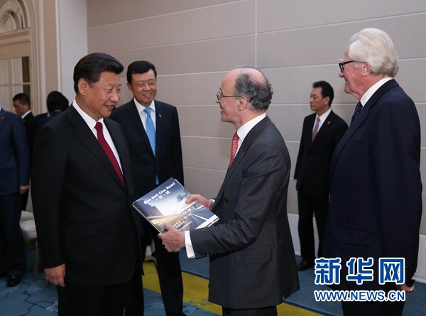 10月22日，國家主席習近平在倫敦集體會見英國前首相布朗等英國友人。新華社記者 龐興雷 攝 