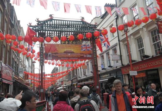 習(xí)近平主席訪問英國，倫敦唐人街掛出大紅燈籠和中英兩國國旗。 <a target='_blank' ><p  align=