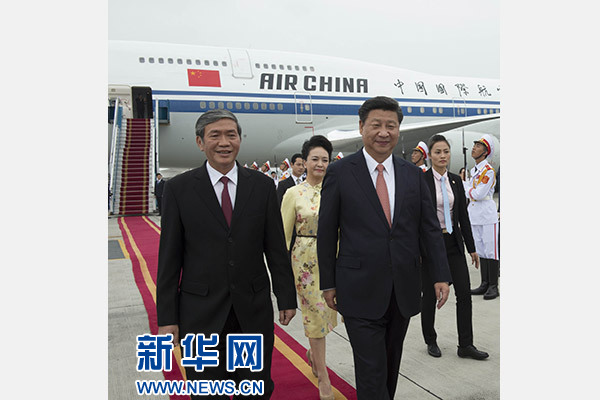 11月5日，中共中央總書記、國家主席習(xí)近平抵達(dá)越南首都河內(nèi)，開始對越南進(jìn)行國事訪問。這是越南高級官員到機(jī)場迎接習(xí)近平和夫人彭麗媛。新華社記者李學(xué)仁攝