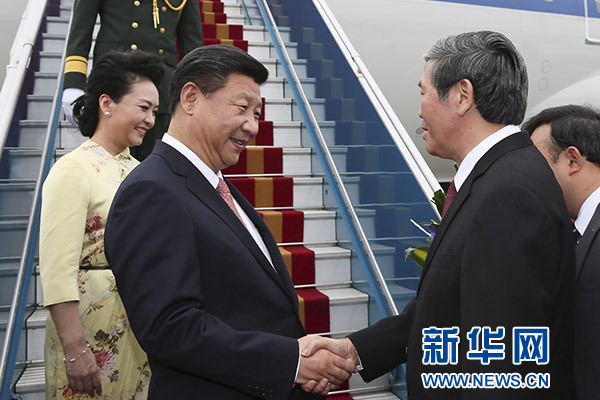 11月5日，中共中央總書記、國家主席習(xí)近平抵達(dá)越南首都河內(nèi)，開始對越南進(jìn)行國事訪問。這是越南高級官員到機(jī)場迎接習(xí)近平和夫人彭麗媛。新華社記者蘭紅光攝 