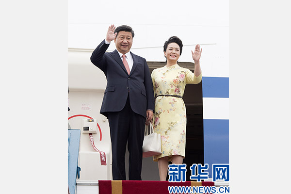 11月5日，中共中央總書記、國家主席習(xí)近平抵達(dá)越南首都河內(nèi)，開始對越南進(jìn)行國事訪問。這是習(xí)近平和夫人彭麗媛步出艙門向歡迎人群揮手致意。新華社記者 李學(xué)仁 攝
