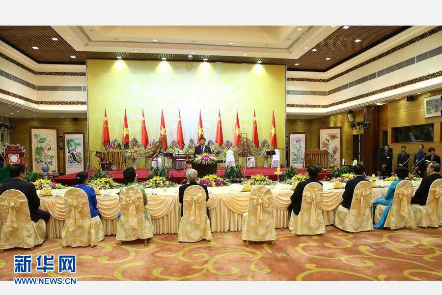 11月5日，中共中央總書記、國(guó)家主席習(xí)近平和夫人彭麗媛出席越共中央總書記阮富仲和越南國(guó)家主席張晉創(chuàng)在河內(nèi)國(guó)際會(huì)議中心舉行的盛大歡迎晚宴。新華社記者 龐興雷 攝 